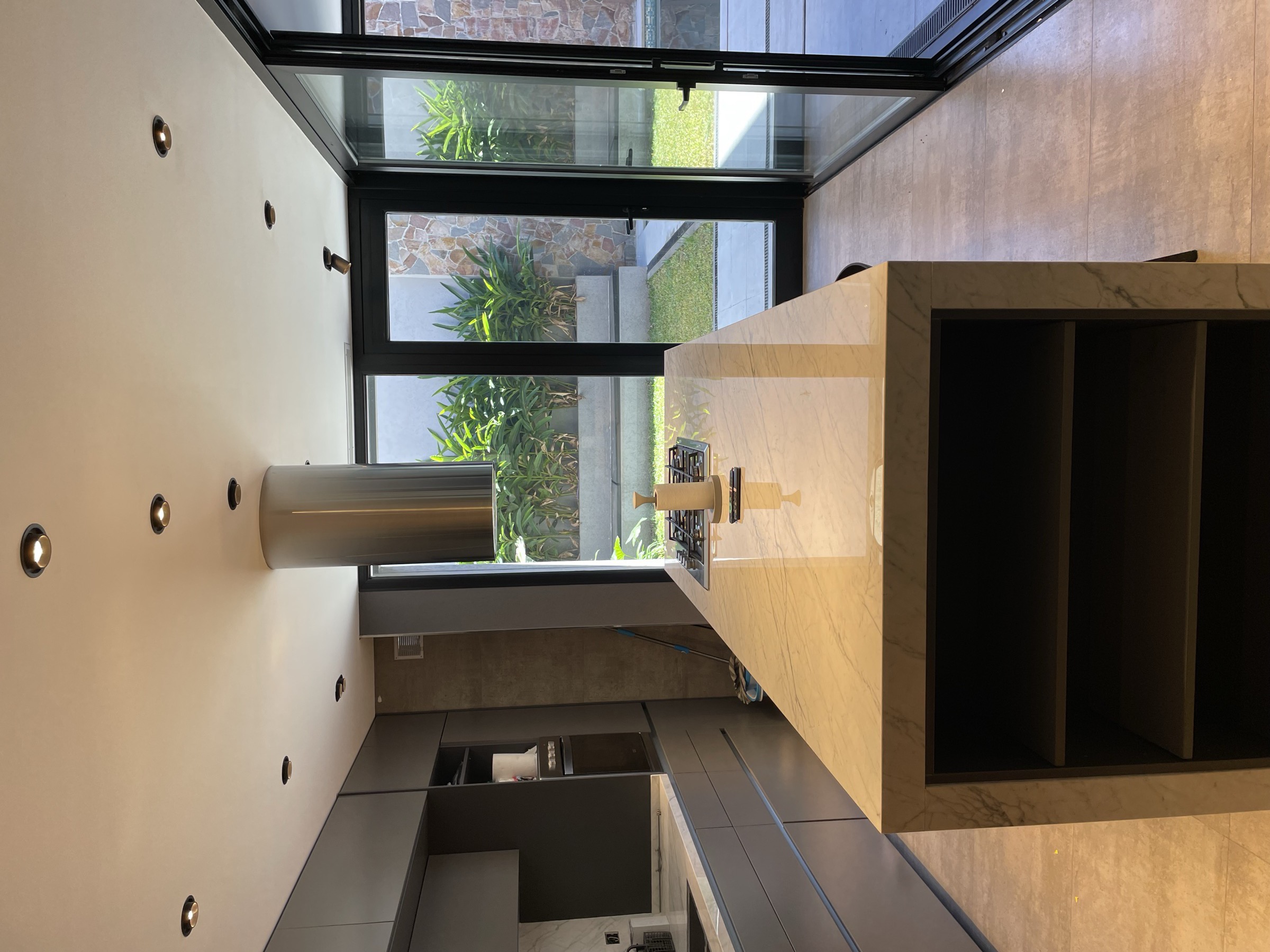 Cocina con isla de mármol y patio interior